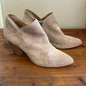 Frye Women’s 9M suede leather ankle boots with stacked heel GUC